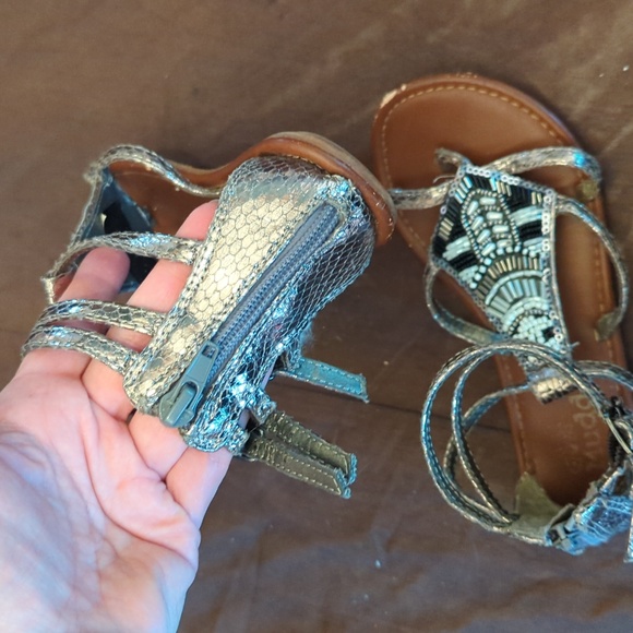 Absolutely adorable girls mud sandals with bead detailing - Picture 5 of 8